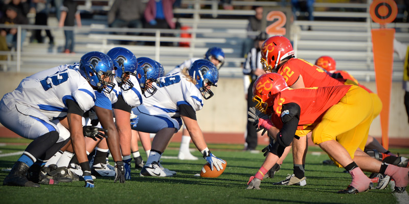 Football heads to Dubuque looking for first IIAC win