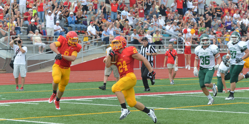 Smothering defense leads football to upset win over Illinois Wesleyan