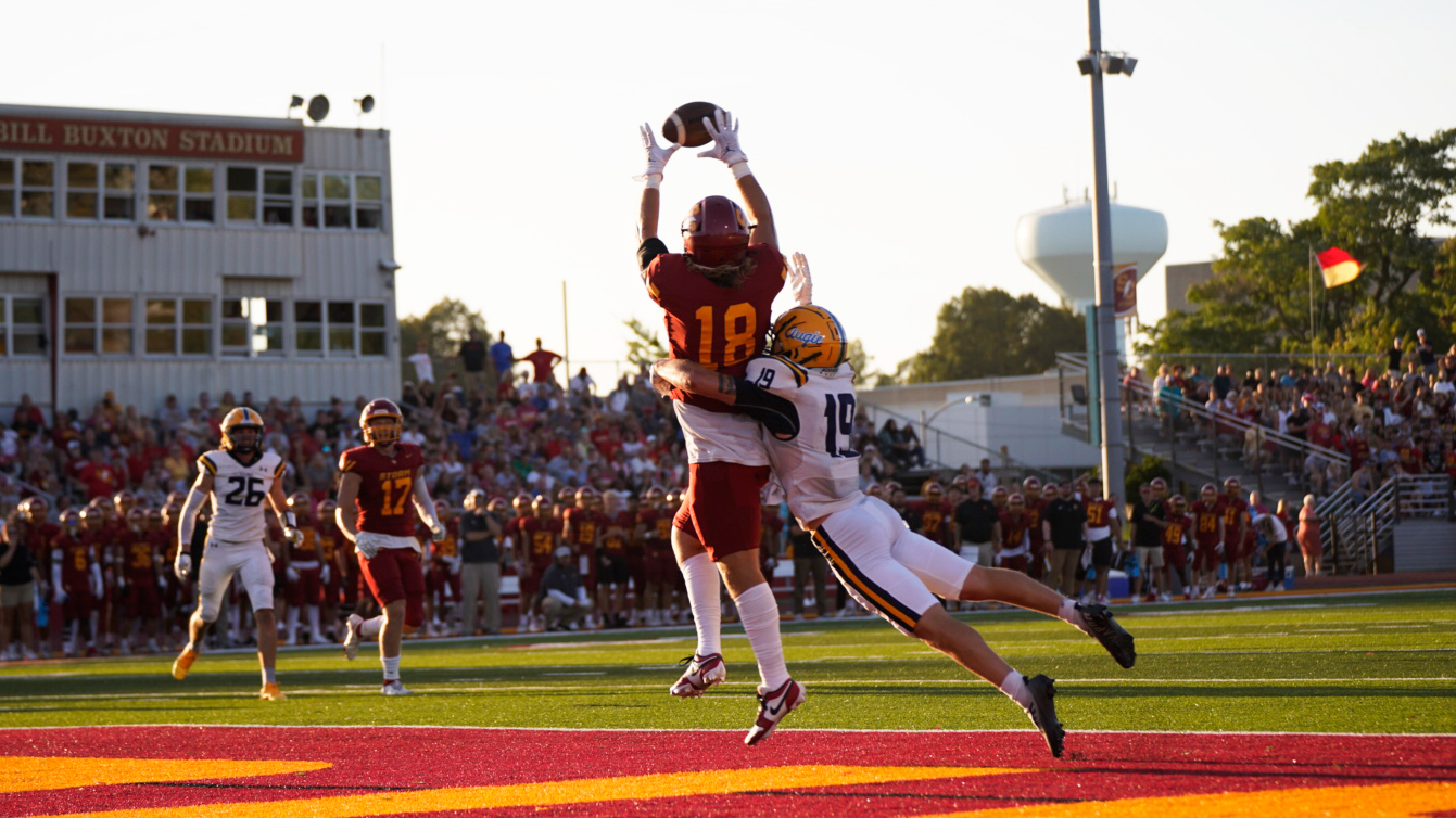 Tristan Bushey hauls in an 11-yard touchdown pass from J Jensen III (photo by Frank Novak)