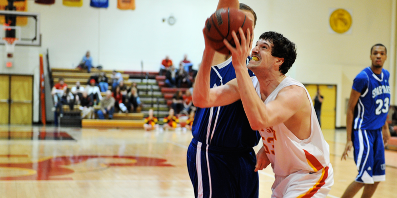 Men's basketball loses to Augsburg on last-second shot