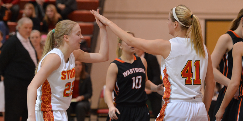 Women's basketball closes strong to beat Wartburg