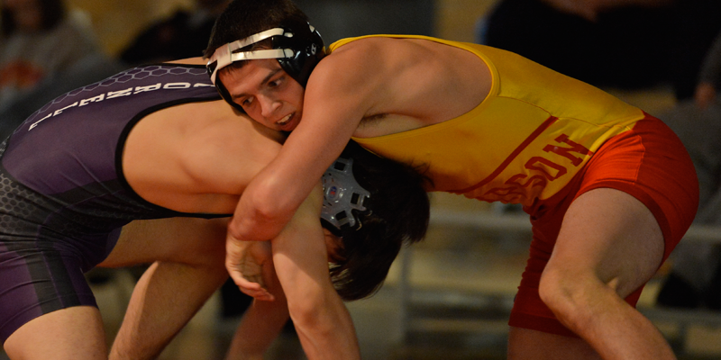 Wrestlers go 2-2 at Midwest Duals